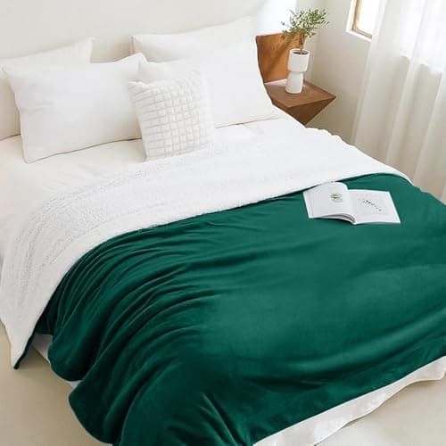 Casabella Sherpa Fleece Blanket - Blankets and Throws for Sofa Bed - Thick Warm Throw Blanket for Double Bed - Soft Fluffy Bedding, Travel Accessories - Double, Forrest Green, 150x200cm — view 4