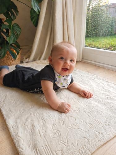 eYone Baby Blanket 75×100 cm - Soft Embossed Fleece - Animal Pattern - Lightweight Baby Comforter - Pram, Cot & Stroller - Unisex Gift - Cream — view 3