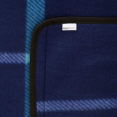 Amazon Basics Picnic Blanket with waterproof backing, 150 x 195 cm, Blue/White — view 6