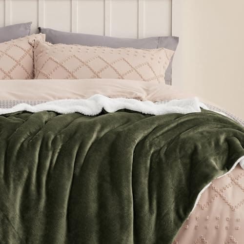 Bedsure Sherpa Fleece Throw Blanket - Fluffy, Thick, Ivy Green, 130x150cm — view 4