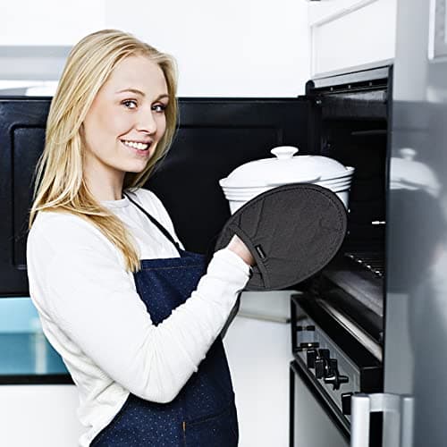 Suglary 2 in 1 Pot Holder with Pocket, Oven Gloves Set Heat Resistant up to 260℃ Practical Hot Pads with Non-slip Silicone Handle and Hook Heat-resistant Kitchen Pot Holder for Cooking Kitchen — view 6