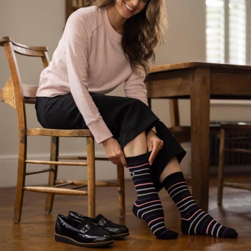 HEAT HOLDERS Ultra Lite - Ladies Thin Lightweight 1.0 TOG Winter Warm Casual Thermal Dress Socks (4-8 uk, Black/Purple (Nicosia)) — view 5