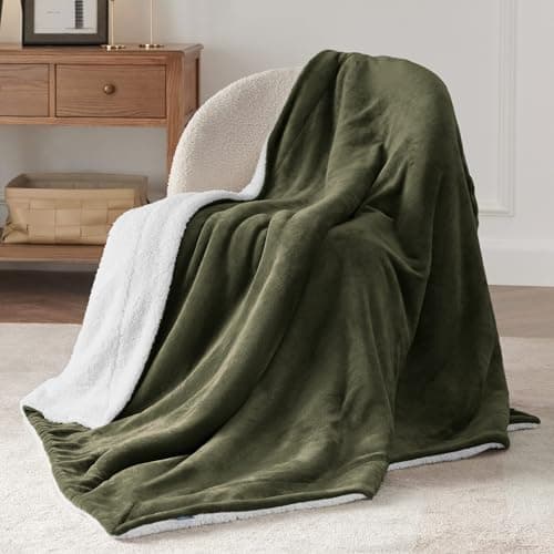 Bedsure Sherpa Fleece Throw Blanket - Fluffy, Thick, Ivy Green, 130x150cm — view 3