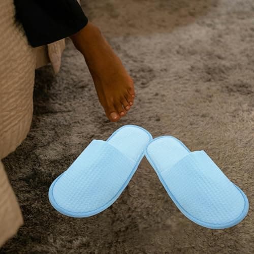 SECFOU Foldable Travel Slippers Green One-time Use Soft Cloth Ventilate Fabric Lightweight Disposable Slipper for Home and Hotel Use Comfortable Travel Accessories — view 3