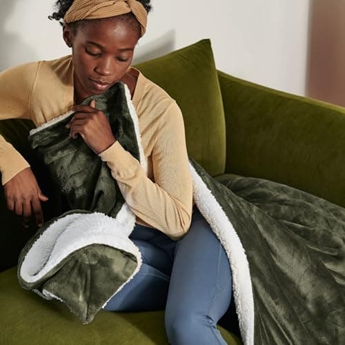 Bedsure Sherpa Fleece Throw Blanket - Fluffy, Thick, Ivy Green, 130x150cm — view 5