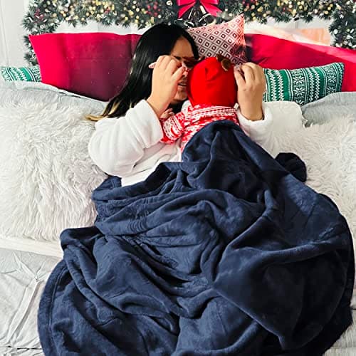 Bedsure Fleece Throw Blanket for Bed - Flannel Throw, Navy Blue, 150x200 cm — view 6