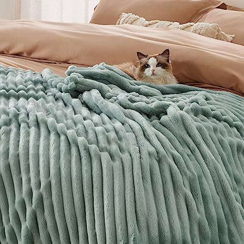 Bedsure Fleece Throw Blanket for Bed - Fluffy Throw, Sage Green, 150x200 cm — view 3