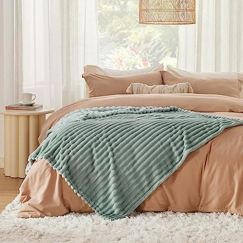 Bedsure Fleece Throw Blanket for Bed - Fluffy Throw, Sage Green, 150x200 cm — view 6