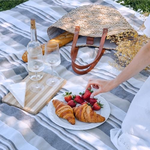 MOMOMUS Lightweight Extra Large Picnic Blanket for the Beach - XXL, with Fringes, Compact - Sandless Beach Mat, Sandproof Beach Blanket - Beige, 210x240 cm — view 4