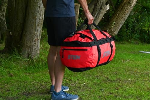 Heavy Duty Kit Bag 90L Red – PVC Tarpaulin Water-Repellent Holdall for Professional Work & Travel – STEIN Metro — view 2