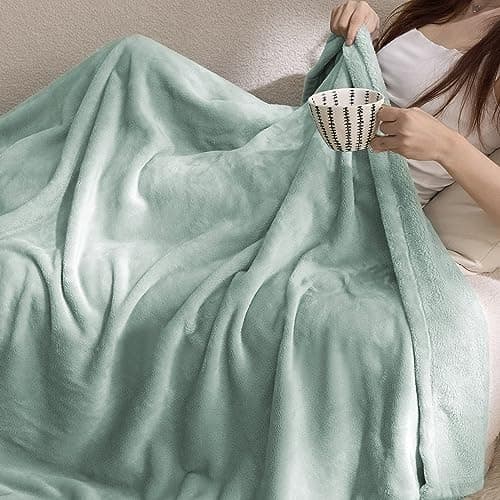 Bedsure Fleece Throw Blanket for Sofa - Flannel, Sage Green, 130x150 cm — view 3