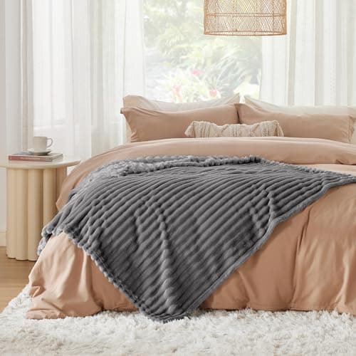 Bedsure Fleece Throw Blanket for Sofa - Fluffy, Light Grey, 130x170 cm — view 6