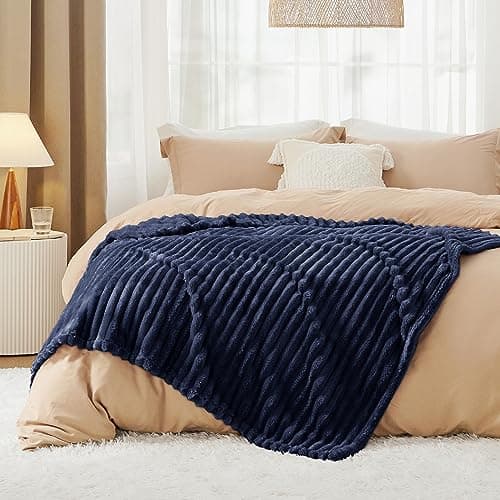 Bedsure Fleece Throw Blanket for Sofa - Fluffy Throw, Navy, 130x170 cm — view 6