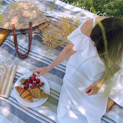 MOMOMUS Lightweight Extra Large Picnic Blanket for the Beach - XXL, with Fringes, Compact - Sandless Beach Mat, Sandproof Beach Blanket - Beige, 210x240 cm — view 5