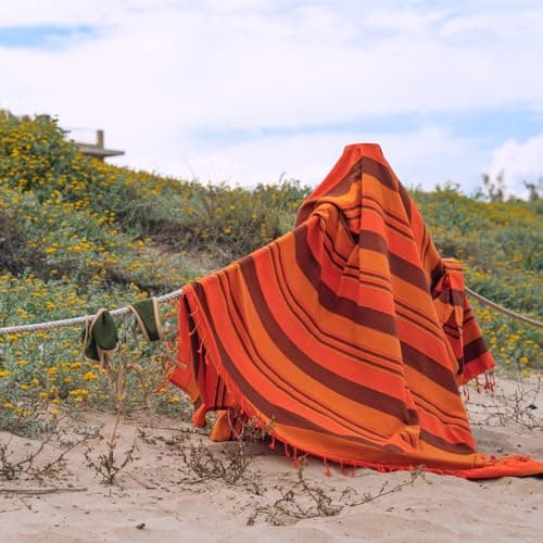 MOMOMUS Lightweight Extra Large Picnic Blanket for the Beach - XXL, with Fringes, Compact - Sandless Beach Mat, Sandproof Beach Blanket - Orange, 210x240 cm — view 5