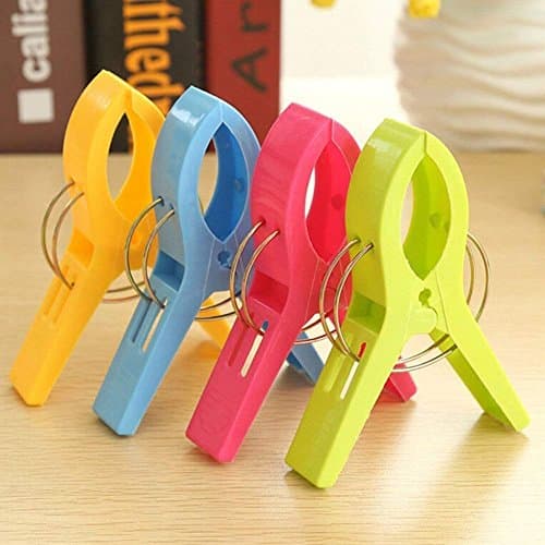 4 pcs Beach Towel Clips, URAQT Towel Pegs, Large Towel Clips and Bright Color Plastic Quilt Clips for Sunbeds, Sun Loungers, Pool Chairs, Laundry and More — view 4