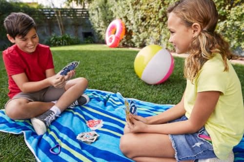 Mattel Games UNO H2O to Go Water resistant cards 2-10 players Ages 7+ — view 2
