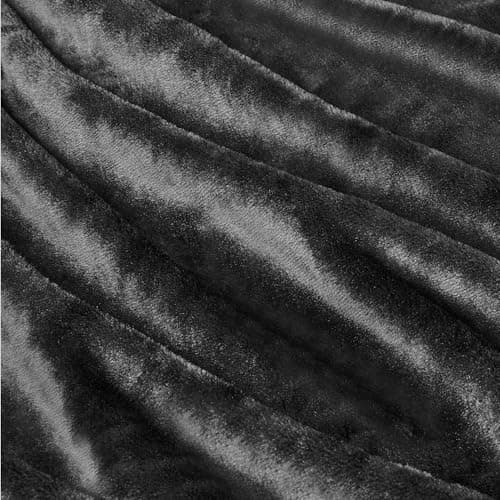 Amazon Basics Soft Fluffy Fleece Throw Blanket, Cosy Not Heated Sofa Throw, 127 x 152 cm, Black — view 4