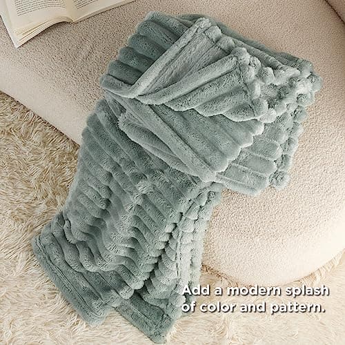 Bedsure Fleece Throw Blanket for Bed - Fluffy Throw, Sage Green, 150x200 cm — view 4
