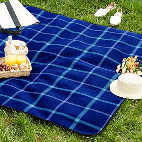Amazon Basics Picnic Blanket with waterproof backing, 150 x 195 cm, Blue/White — view 2