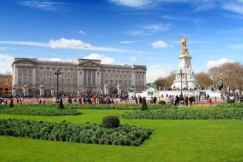 Changing of the Guard & Buckingham Palace Guided Tour Small Group
