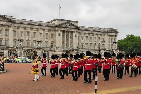 Buckingham Palace entry and Changing the Guard. Small group Tour