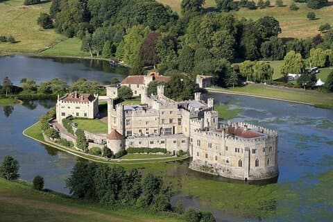 Leeds Castle Canterbury and Dover Cliffs Private Tour from London
