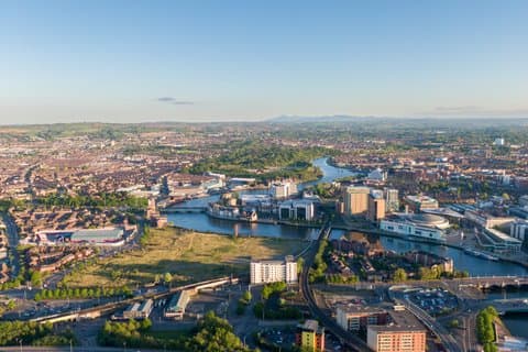 Private Shore Tour: Belfast Political History & Murals
