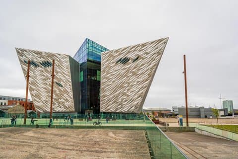 Private Belfast Half Day Tour with Black Taxi and Luxury Minivan