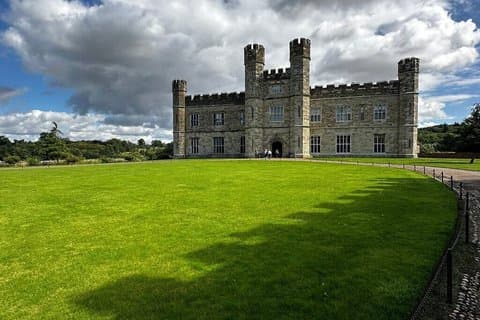 Leeds Castle, Canterbury & White Cliffs Private Tour from London