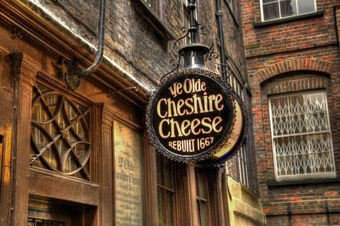 London Historic Pubs Private Tour With Free Drinks!