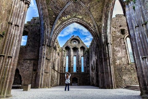 Blarney Stone, Rock of Cashel and Cahir Castles Tour from Dublin