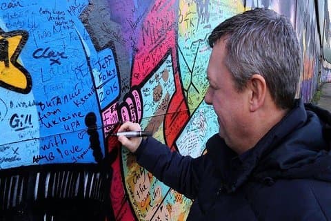 Belfast Political Taxi Tour Murals and Peace Wall