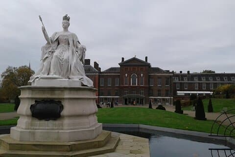 Private walking tour of Kensington with an official tour guide