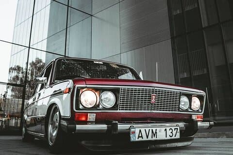 2-Hour London Private Guided Tour via Classic Low Rider Lada