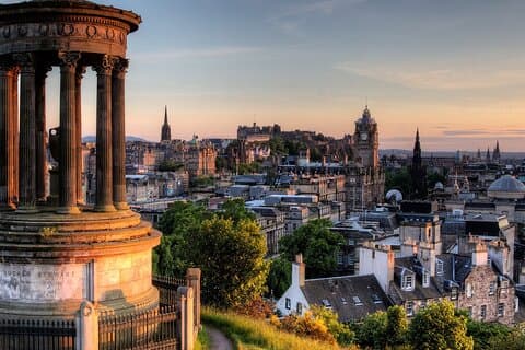 Edinburgh Scavenger Hunt & Highlights Self-Guided Walking Tour