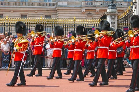 Changing of the Guard & Royal Food Tour with 15+ Tastings