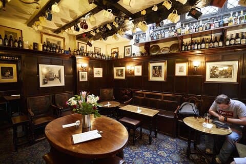 London Historic Pubs Tour Ghosts, Ghouls, Gin and Sin