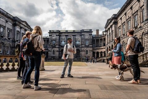 Edinburgh Old Town Walking Tour With Holyrood Palace Entry