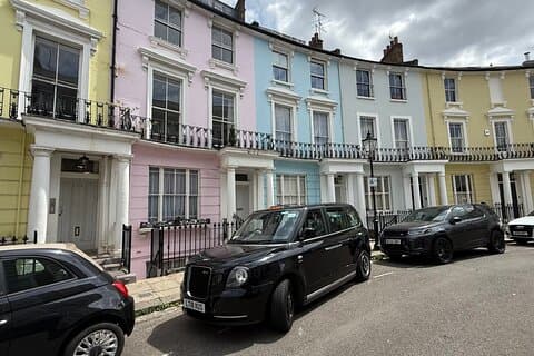 Private Tour: Paddington Bear Taxi Tour of Filming Locations