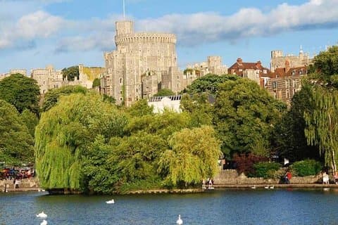 Private Hampton Court and Windsor Castle with Driver and Guide