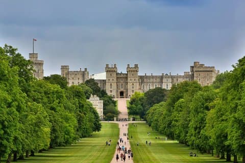 Private Day Trip to Windsor Castle and Hampton Court Transfer