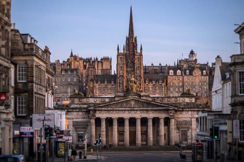 Edinburgh Full Day Tour with Edinburgh Castle (Small Group)