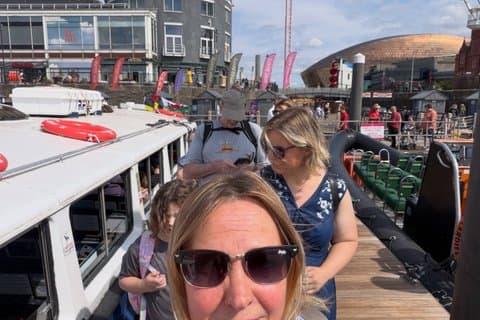 Cardiff Essential : Bay, Boat and Historic Center